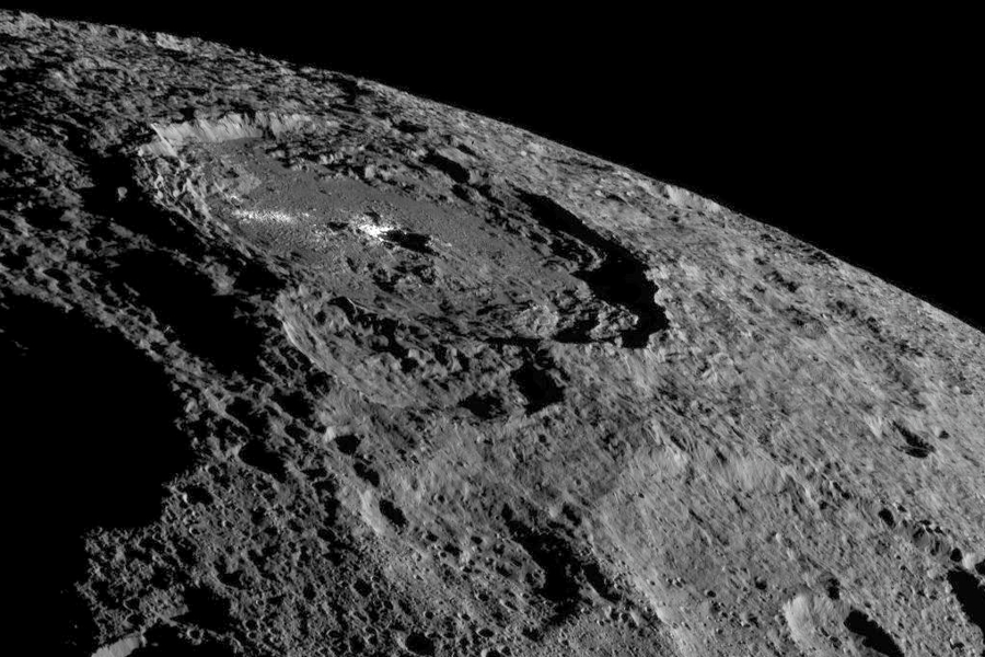 Brzeg tarczy Ceres z widocznym kraterem Occator