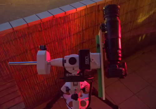 Montaż paralaktyczny marki Meade LX85 z zamocowanym aparatem fotograficznym zamiast tubusa teleskopu