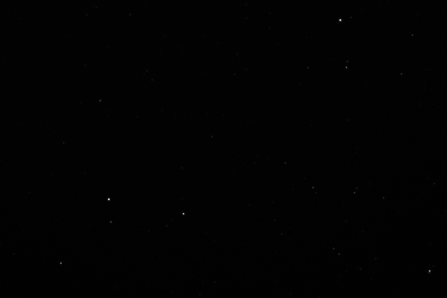 Zbliżenie na ruch planetoidy Pallas na tle gwiazd. Zdjęcie przedstawia powiększony fragment z fotografi 3.