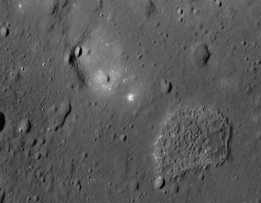 Struktura Ina na powierzchni Księżyca.