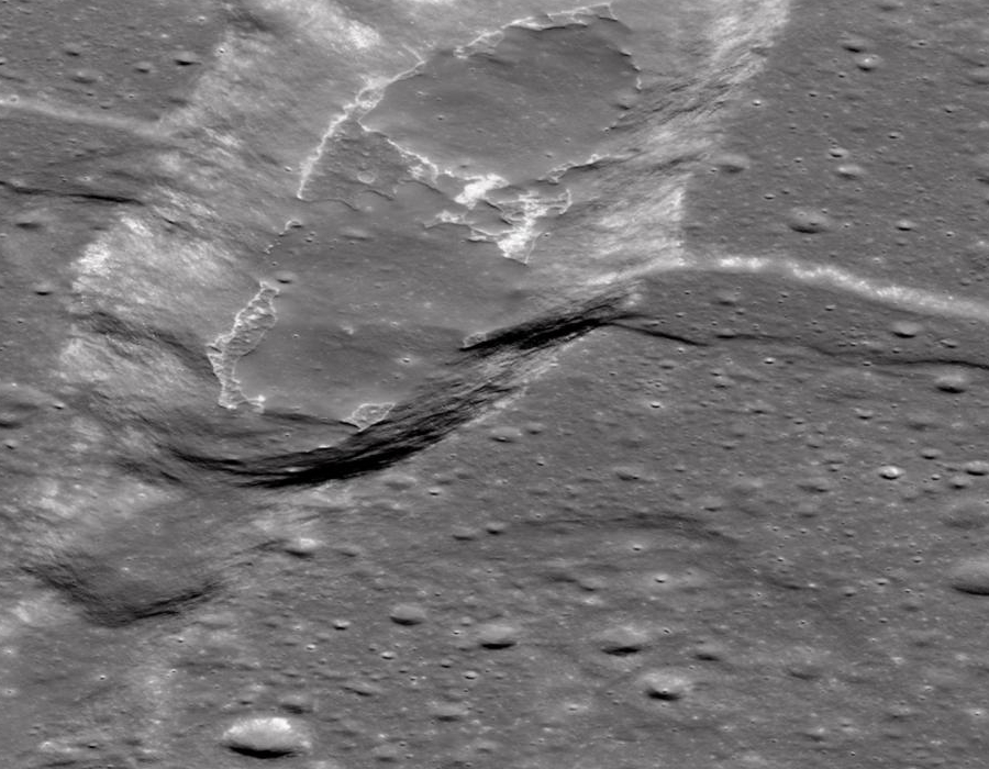 Struktura Sosigenes na powierzchni Księżyca.