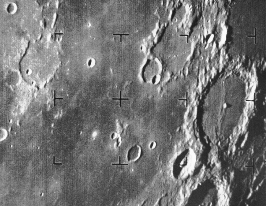 Zdjęcie krateru Alfons wykonane przez sondę Ranger 9.
