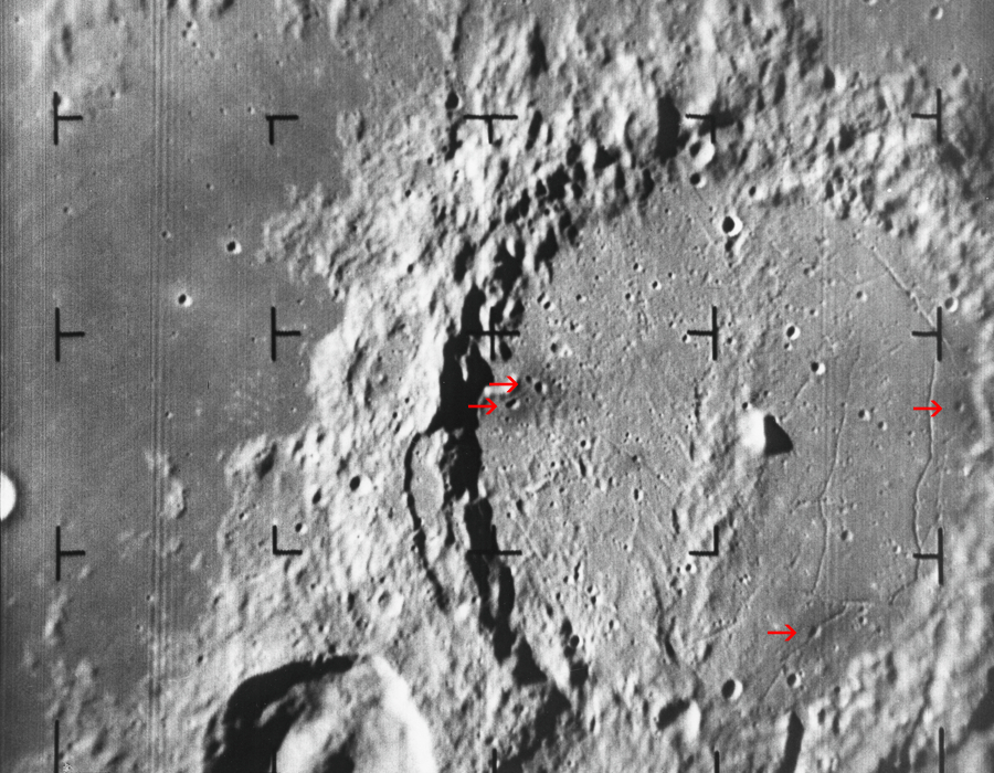 Zdjęcie krateru Alfons wykonane przez sondę Ranger 9. Widoczna ciemniejsza powierzchnia w rejonie czterech kraterów oznaczonych strzałką.