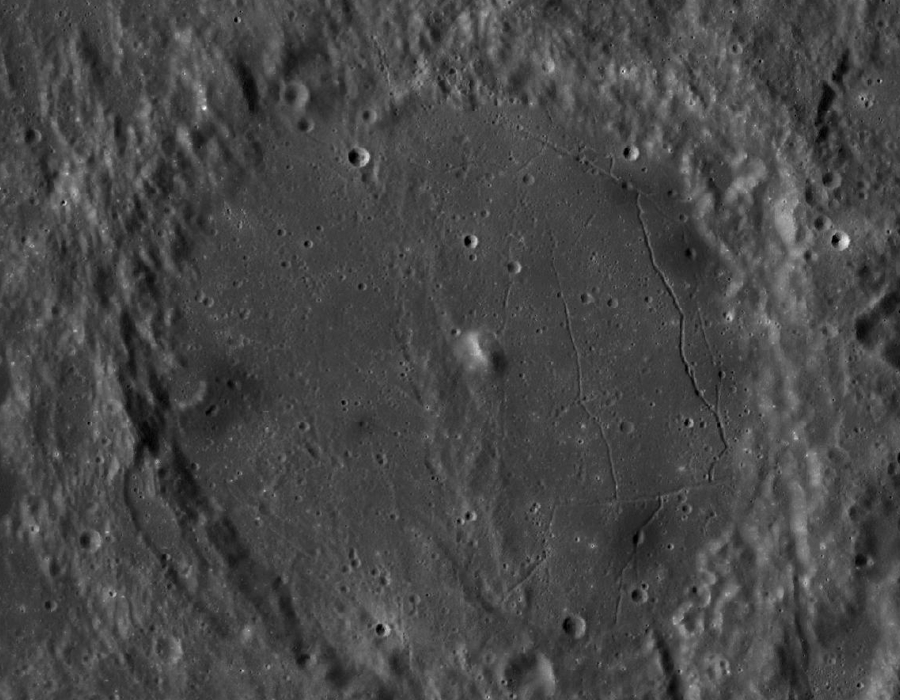 Zdjęcie krateru Alfons wykonane przez sondę Lunar Reconnaissance Orbiter. Widoczne ciemniejsze obszary wokół siedmiu kraterów wewnątrz krateru Alfons.