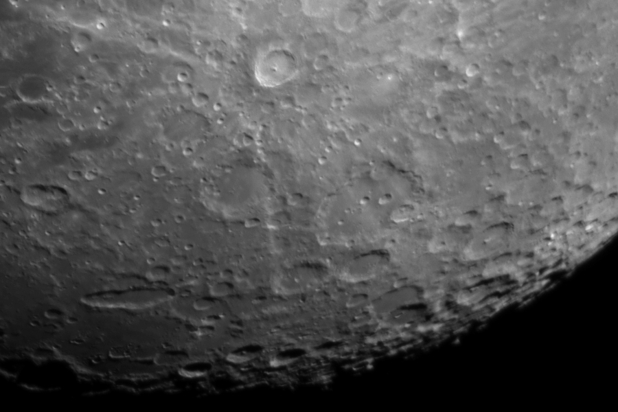 Powierzchnia Księżyca sfotografowana przy użyciu teleskopu Tał-150P8
