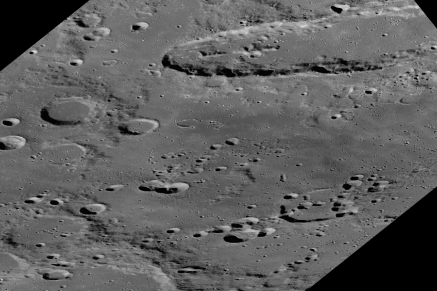 ejon krateru Schiller sfotografowany przez sondę Lunar Orbiter