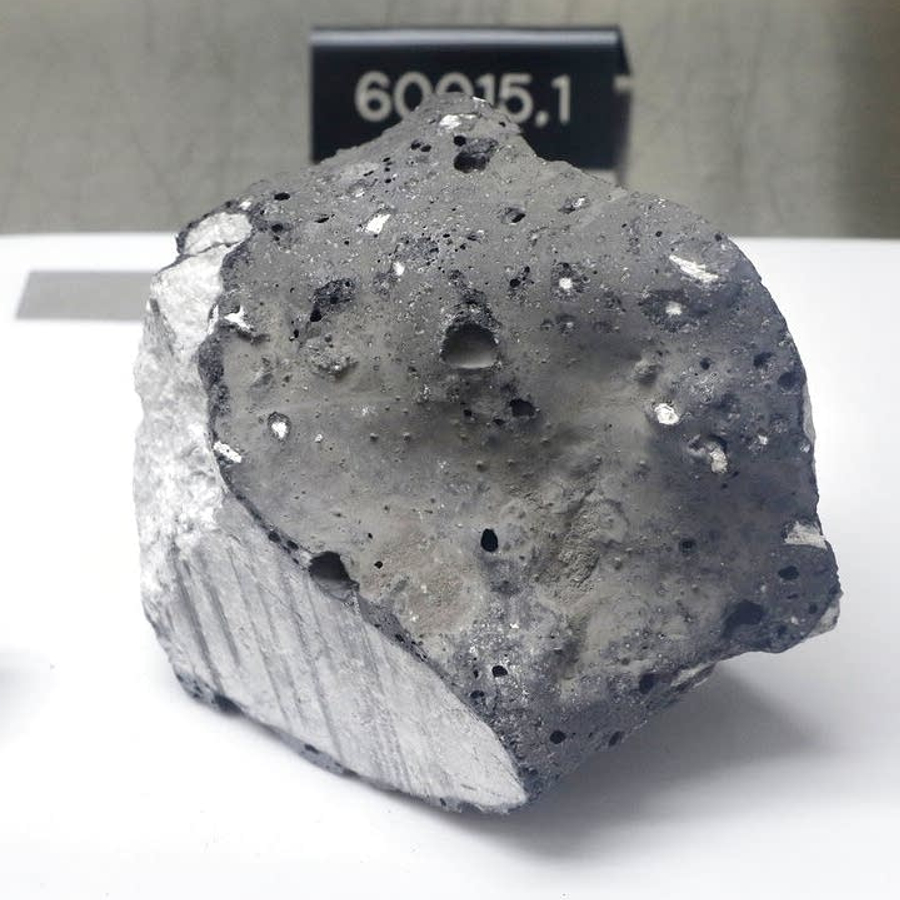 Próbka skały księżycowej z misji Apollo z widoczną wewnętrzną strukturą